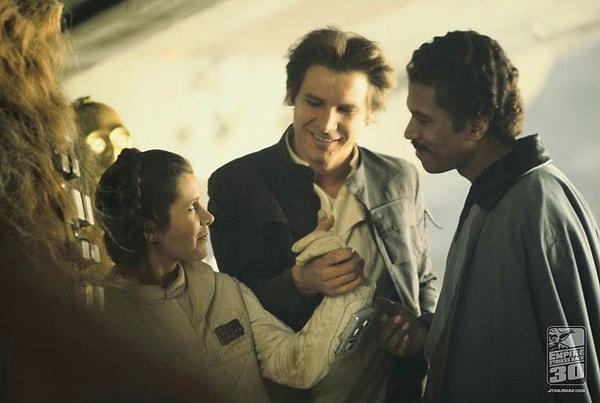 11. The Empire Strikes Back’de, Bulut Şehri’ne iniş sahnesinde Harrison Ford ve Carrie Fisher aslında sarhoşmuş. Bir gece önce sabaha kadar The Rolling Stones üyeleriyle parti yapmışlar.