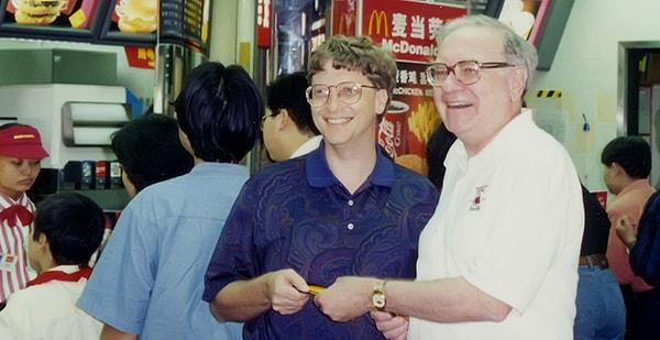 13. Bill Gates ve Warren Buffett Hong Kong’da ne yesek diye düşünürken McDonald’s girmişler. Hesabı Buffett ödemiş. Hem de kuponla.