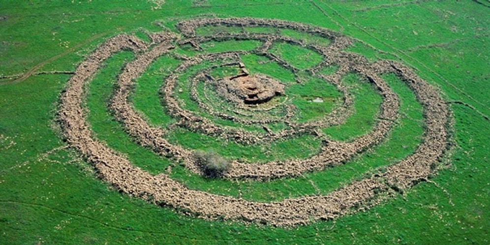 Sırrı Hâlâ Çözülemeyen ve Uzun Süre Daha Merak Uyandırmaya Devam Edecek Gizemli Yapılar