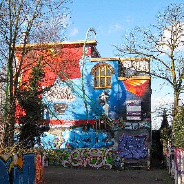 Baştan aşağı sprey boyalarla çevrili olan duvarlarla çevrilmiş bu bina, yılların graffiti tarihini içeriyor aslında.