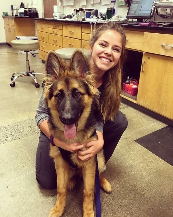 21 yaşındaki Shelby Hennick, California'da yaşayan bir veteriner teknisyeni.