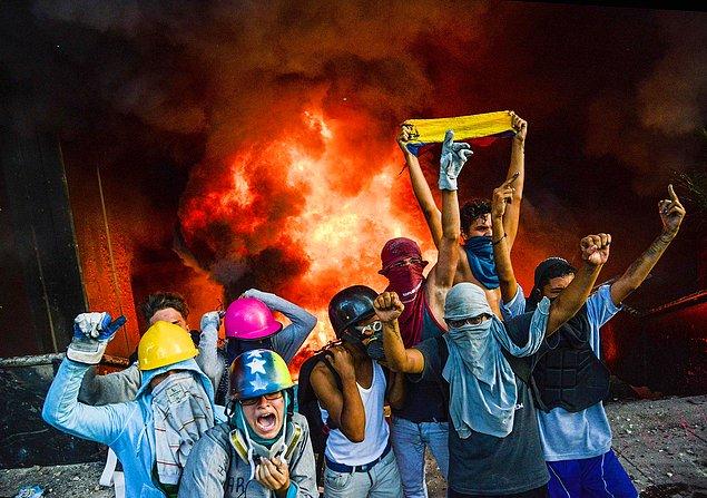 11. Venezuela hükümetine karşı 1 Nisan'dan bu yana süren protestolarda siviller ve polisler çatışmaya devam ediyor, 12 Haziran.