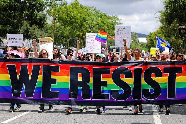14. 'DİRENİYORUZ' Batı Hollywood'da yapılan LGBTİ onur yürüyüşünde katılımcılar Trump'ı protesto etti, 11 Haziran.