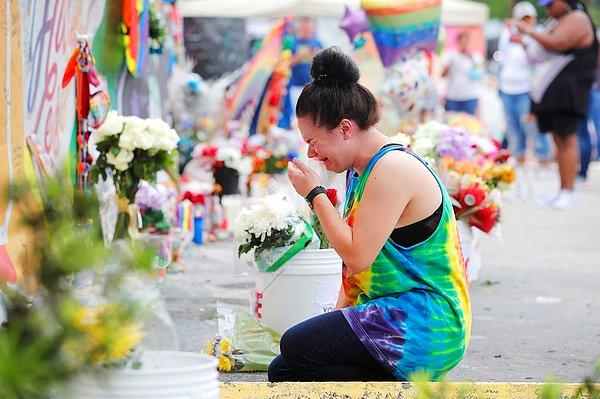 15. Orlando'da bir gece kulübüne yapılan saldırıda 49 kişi hayatını kaybetmiş, 58 kişi ise ağır yaralanmıştı. Chelsea Nylen yıldönümünde olay yerini ziyaret etti.
