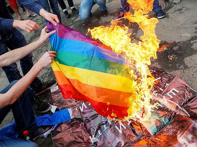16. Ukrayna başkenti Kiev'de LGBTİ karşıtları gökkuşağı bayrağı yakıyor, 13 Haziran.