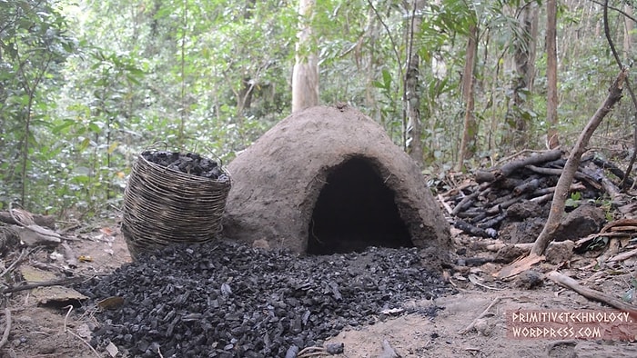 Doğada Tek Başına Yaşamanın Şifrelerini Çözen Adamdan Kömür Yapımı