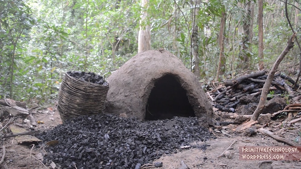 Doğada Tek Başına Yaşamanın Şifrelerini Çözen Adamdan Kömür Yapımı