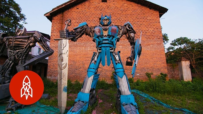 Çiftçi Baba-Oğul Hurda Parçalar Kullanarak Transformers Robotları Üretti