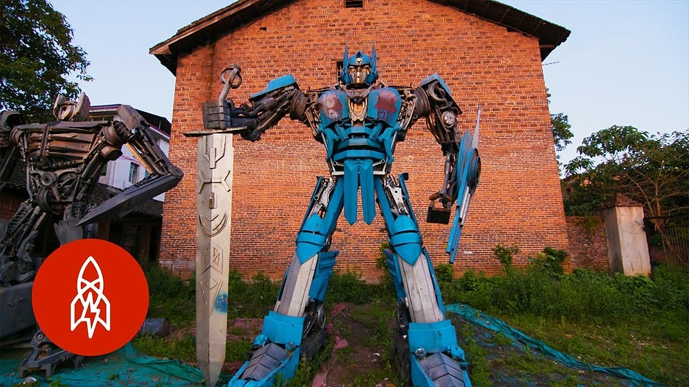 Çiftçi Baba-Oğul Hurda Parçalar Kullanarak Transformers Robotları Üretti