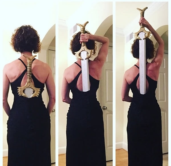 8. Девушки надевают вечерние платья и засовывают меч за спину