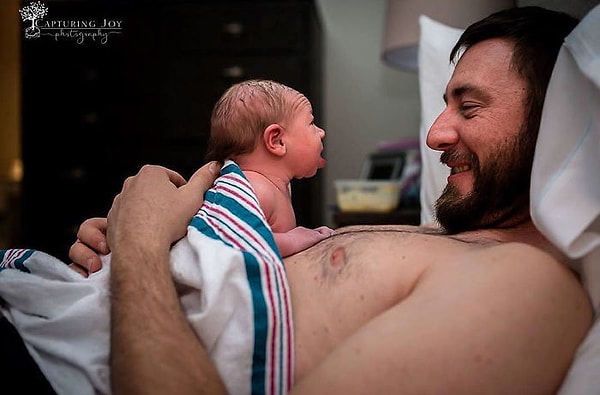 9. Ух ты! Малыш живет на этом свете всего час, но уже старается поднять голову, чтобы разглядеть своего папу