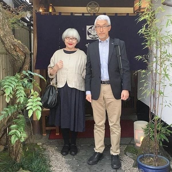 На их страничке в Instagram (bonpon511) 490 тыс. подписчиков, и все они с нетерпением ждут новых модных луков от пожилой парочки