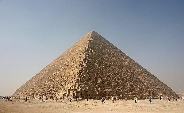 9. Keops Piramidi 6.3 milyon tonluk materyalle inşa edildi. Bu da İngiltere’deki tüm kiliselerin toplamından daha ağır bir kütle anlamına geliyor.
