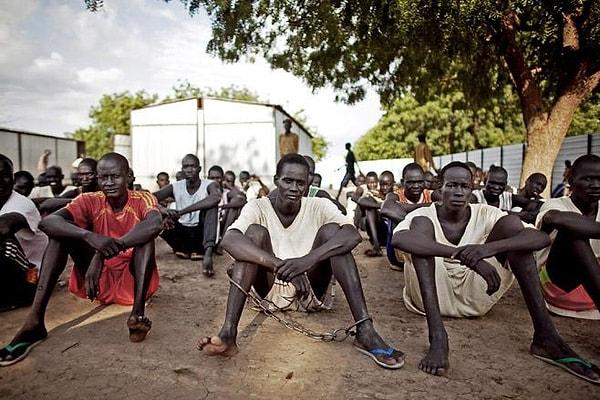 17. Sudan’da cezaevine düşerseniz, devlet yalnızca barınmayı karşılıyor. Yemek, yakınlarınız tarafından getirilmek zorunda.