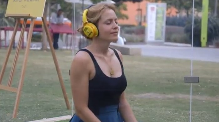 Müzik Dinlemek İçin Cam Kafese Alınan İnsanlara Muhteşem Sürpriz