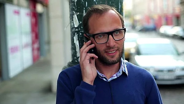 10. Не останавливайся посреди улицы, когда говоришь по телефону