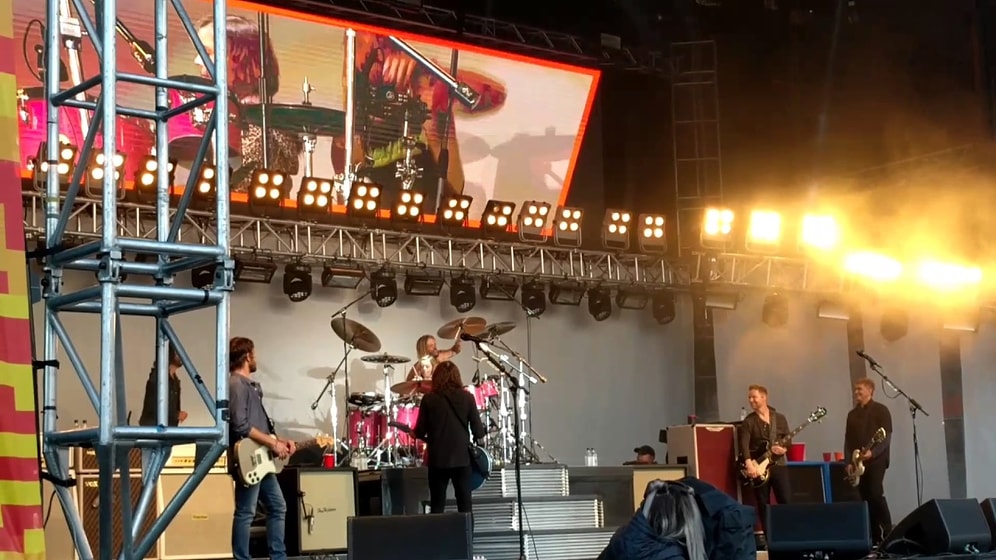 Dave Grohl'un 8 Yaşındaki Kızı 20.000 Kişinin Önünde Davul Çaldı!