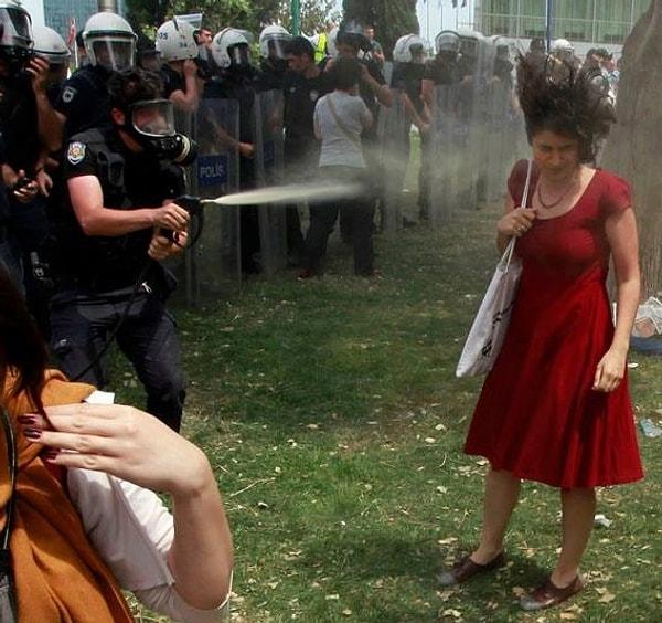 5. Gezi'nin simgelerinden Kırmızılı Kadın'ın ikonikleşen elbisesi