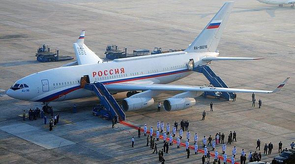 2. Rusya Devlet Başkanı Vladimir Putin'in, IL-96-300PU adlı uçağı. Değeri: 500 milyon dolar.