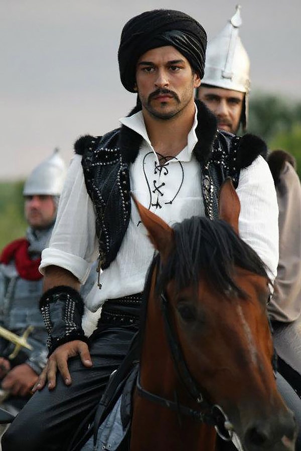 1. Дело в том, что Боня – большая поклонница сериала «Великолепный век» и Бурака Озчивита в частности.