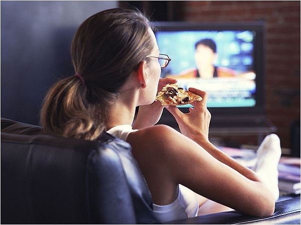 5. Просто невозможно лечь спать, не закончив смотреть очередную серию любимого сериала...