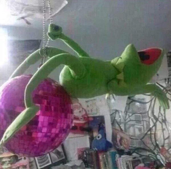 2. Вместо того чтобы лечь пораньше, в 2 часа ночи вы почему-то отжигаете под Леди Гагу...