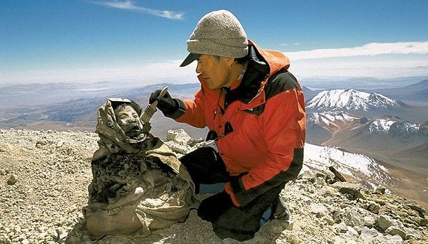500 yıldır uyuyan bu kız, 1999 yılında Şili ve Arjantin sınırında yer alan Llullaillaco dağında tesadüf eseri bulunan donmuş üç çocuk bedeninden sadece biri.