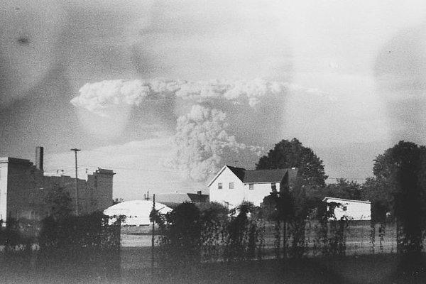 St. Helen yanardağının patlama anları.