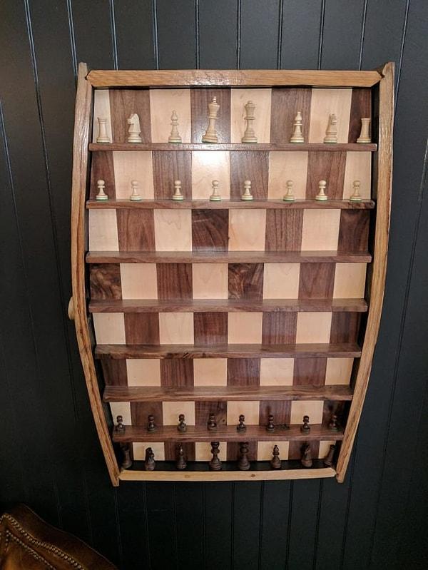 5. Bir barın duvarında bulunan dikey satranç
