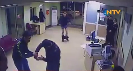 Karşı Tarafa Saldırmak İçin Kemerini Çıkartan Adamın Sincap Gibi Zıplaması