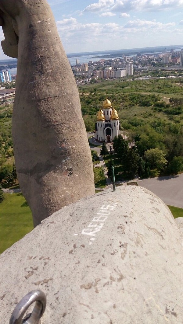 7. Обычно тех счастливчиков, которым удаётся подняться на статую, дальше головы не водят.