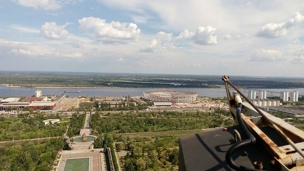 16. Вдали виднеется строящийся стадион к чемпионату мира по футболу 2018: