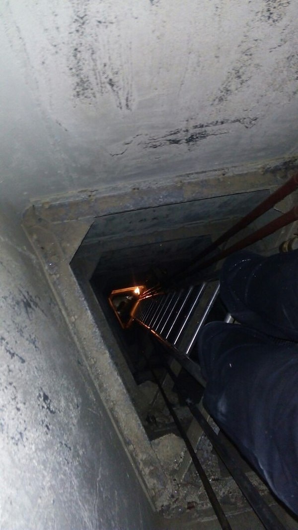 17. Герои лезут дальше, а именно в меч! Но до конца им пролезть всё же не удалось, так как пространство уж ОЧЕНЬ узкое!