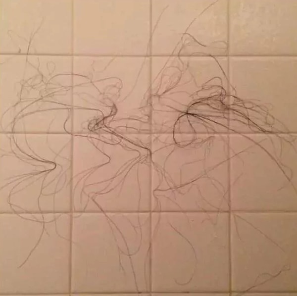 3. После окончания банных процедур на твоей плитке образуется целое "произведение искусства". Такими темпами рано или поздно можно и облысеть... 😰