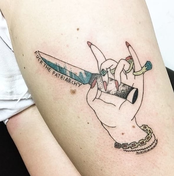 3. Эта надпись и сам дизайн полны феминистской символики.