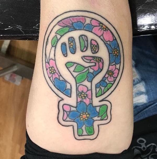 9. Новое видение традиционного феминистского символа отражается в этом тату: