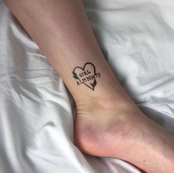 10. Эта татуировка с надписью "Девушка всемогущая" маленькая, простая и на 100% потрясающая...