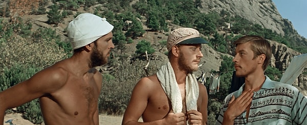 2. Во время съемок в Крыму актеры жили в жутких условиях – грели воду на плитах и мылись в тазиках.