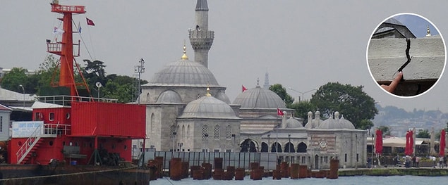 Külliyenin önündeki alan balıkçıların uğrak yeri. Bölgede balık tutan vatandaşlar da çatlakları görmüş. Çoğu gazetecilere konuşmak istemese de caminin zarar görmesinden üzgün olduğunu belirtiyor.