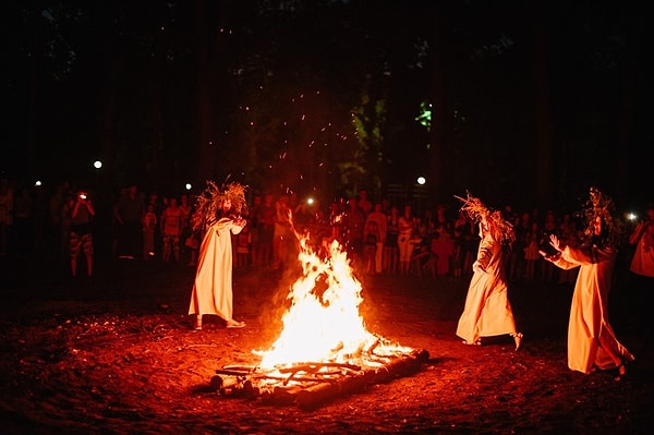 2. Непременным атрибутом этого праздника были очищающие костры, которые, по поверьям, приносили счастье и сжигали хворь и порчу.