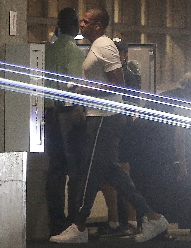 11. Bunca söylenti arasında henüz kimseden resmi bir açıklama gelmedi; fakat Jay-Z'nin hastane kapısı önünde gayet mutlu mesut gülümseyen hali durumun iyi olduğunu gösteriyordu.