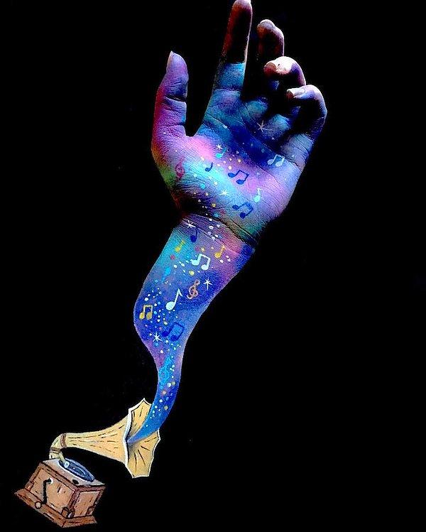 1. 21 yaşındaki ressam ve vücut boyama sanatçısı Lisha Simpson kendi cildini gerçek dışı ilüzyonlar yarattığı bir tuval olarak kullanıyor.