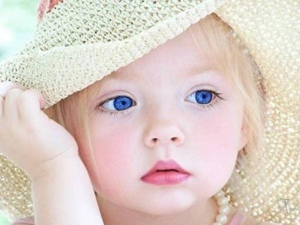 Sarışın ve Mavi Gözlü Bir Kız!