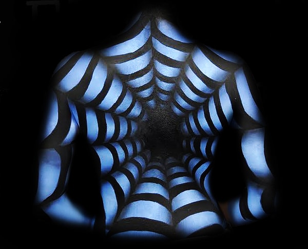 Yeni projeleri de yok değil. '100 Bodies Across America' adlı projesi kapsamında, ABD'nin her eyaletinden iki eser çıkaracak.