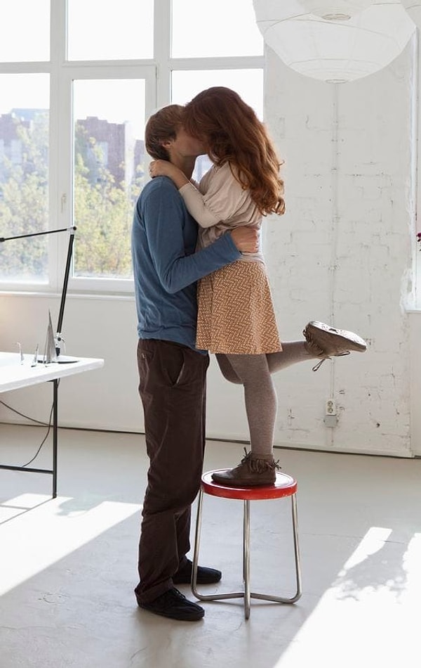 7. Парню приходится наклоняться, чтобы поцеловать тебя.