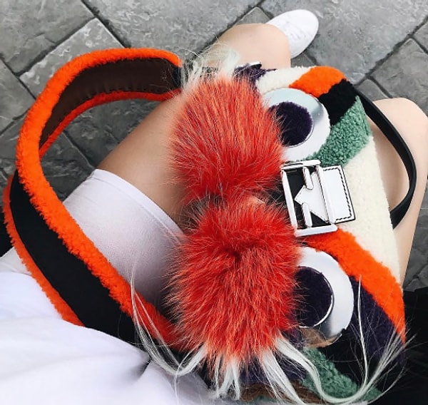 3. Сумочки Кайли выглядят так, как будто она изо всех сил хочет вписаться в антураж "Улицы Сезам"