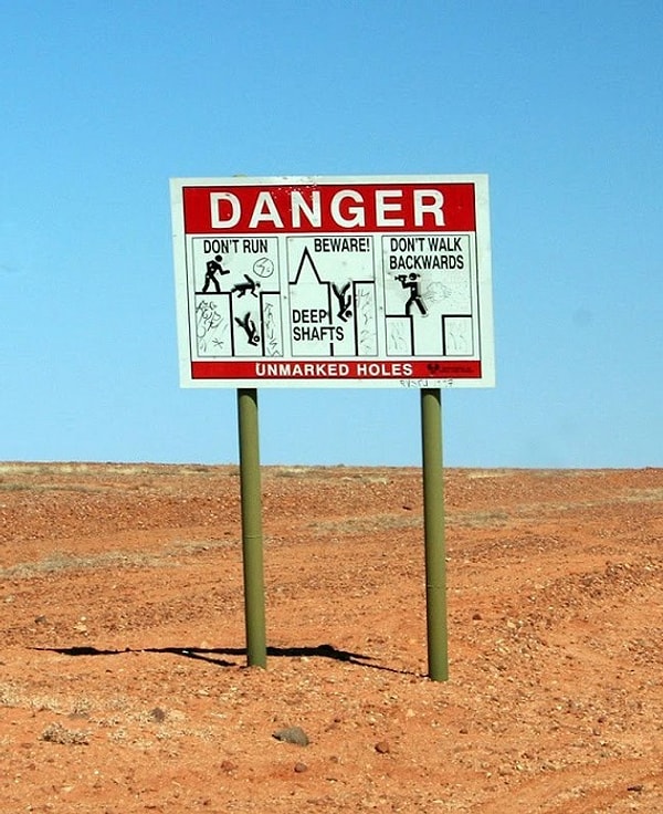 4. Вот такие знаки, которые можно в большом количестве встретить по всему городу, могут рассказать несведущему туристу о том, что в этом городе не всё так обычно, как кажется на первый взгляд.