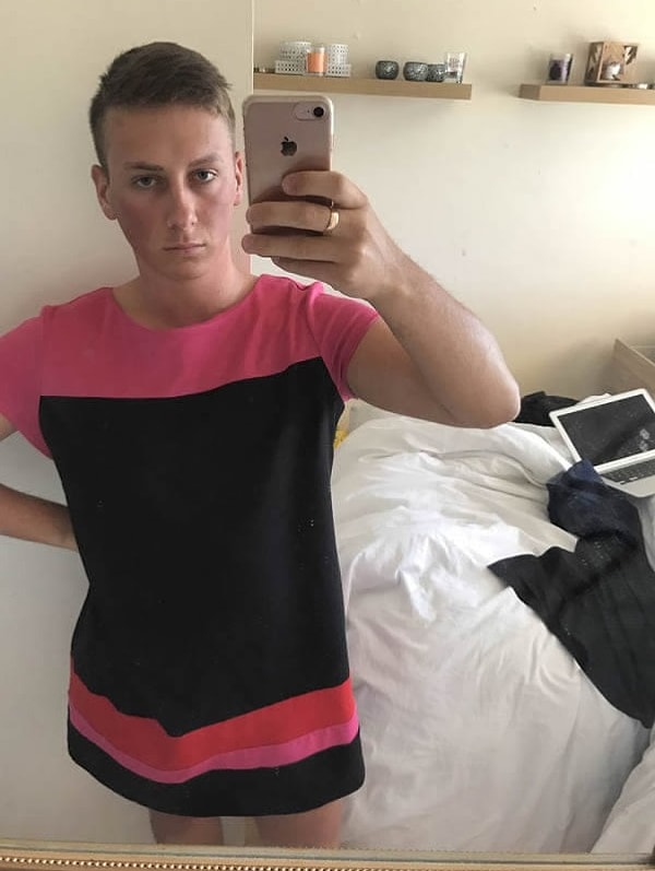 4. Несмотря на эту победу, Джоуи все же предпочел остаться в платье до конца рабочего дня