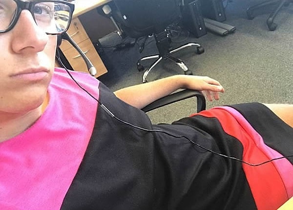 5. Очевидно, что шорты и шлепки не очень подходящая для работы одежда, но почему люди обязаны париться в брюках и страдать от жары?