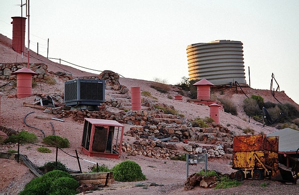 12. О том, что под землёй живут люди, говорят только торчащие из почвы вентиляционные отверстия.